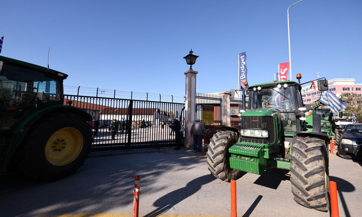 Στο λιμάνι της Θεσσαλονίκης έκαναν «απόβαση» τα τρακτέρ των αγροτών – Βίντεο
