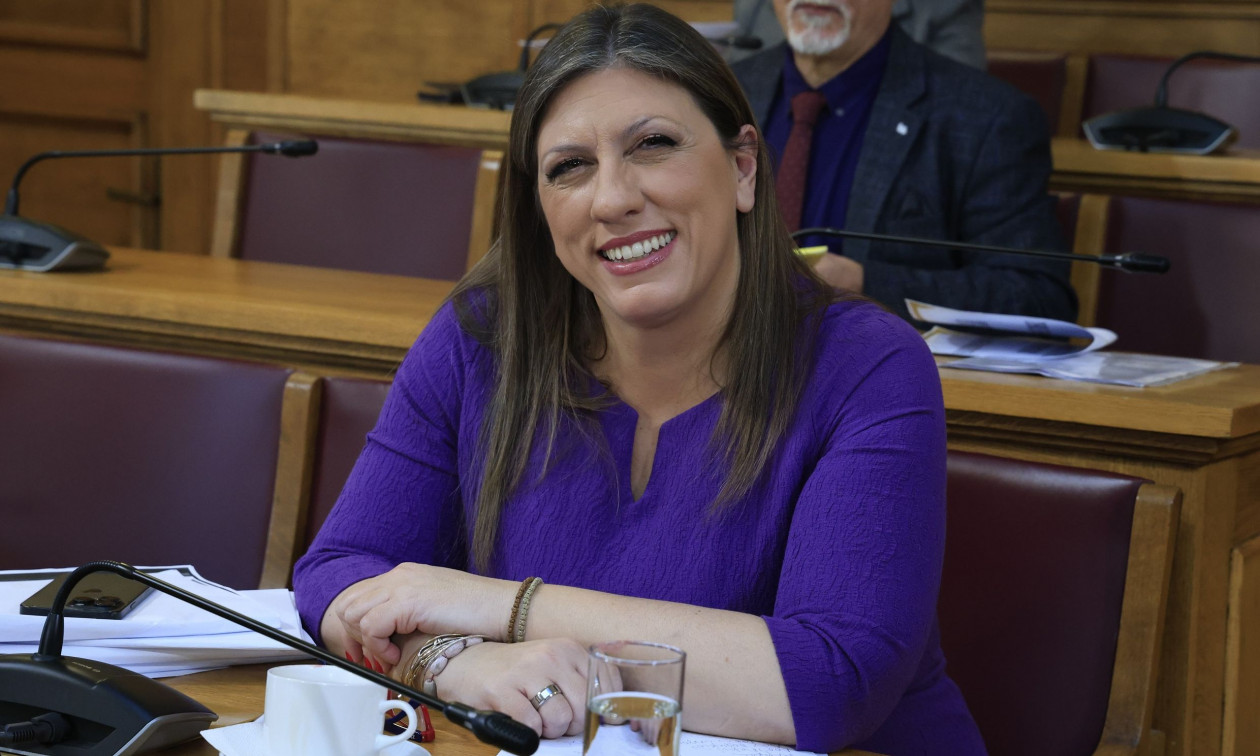 Η Ζωή Κωνσταντοπούλου κυνηγά τον «φραπέ» στους διαδρόμους της Βουλής