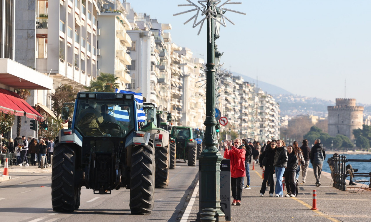 Αποχωρούν από το λιμάνι Θεσσαλονίκης οι αγρότες – Βίντεο