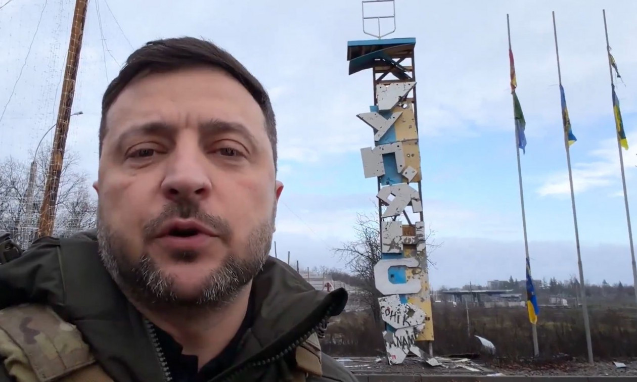 Στο υπό πολιορκία Κουπιάνσκ ο Ζελένσκι: «Οι στρατιωτικές επιτυχίες βοηθούν τη διπλωματία» – Βίντεο