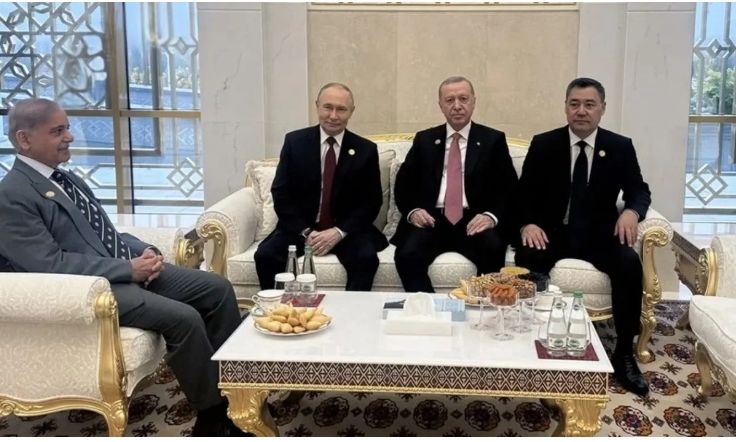 Ο Πακιστανός πρωθυπουργός «μπούκαρε» στη συνάντηση Ερντογάν με Πούτιν – Βίντεο με το επεισόδιο