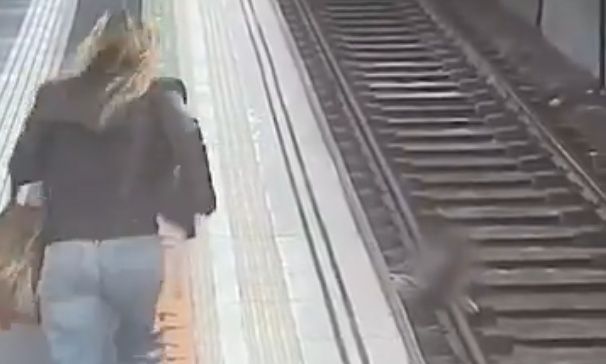Βαρκελώνη: Τα γρήγορα αντακλαστικά γυναίκας έσωσαν άνδρα που έπεσε στις ράγες του Μετρό – Βίντεο