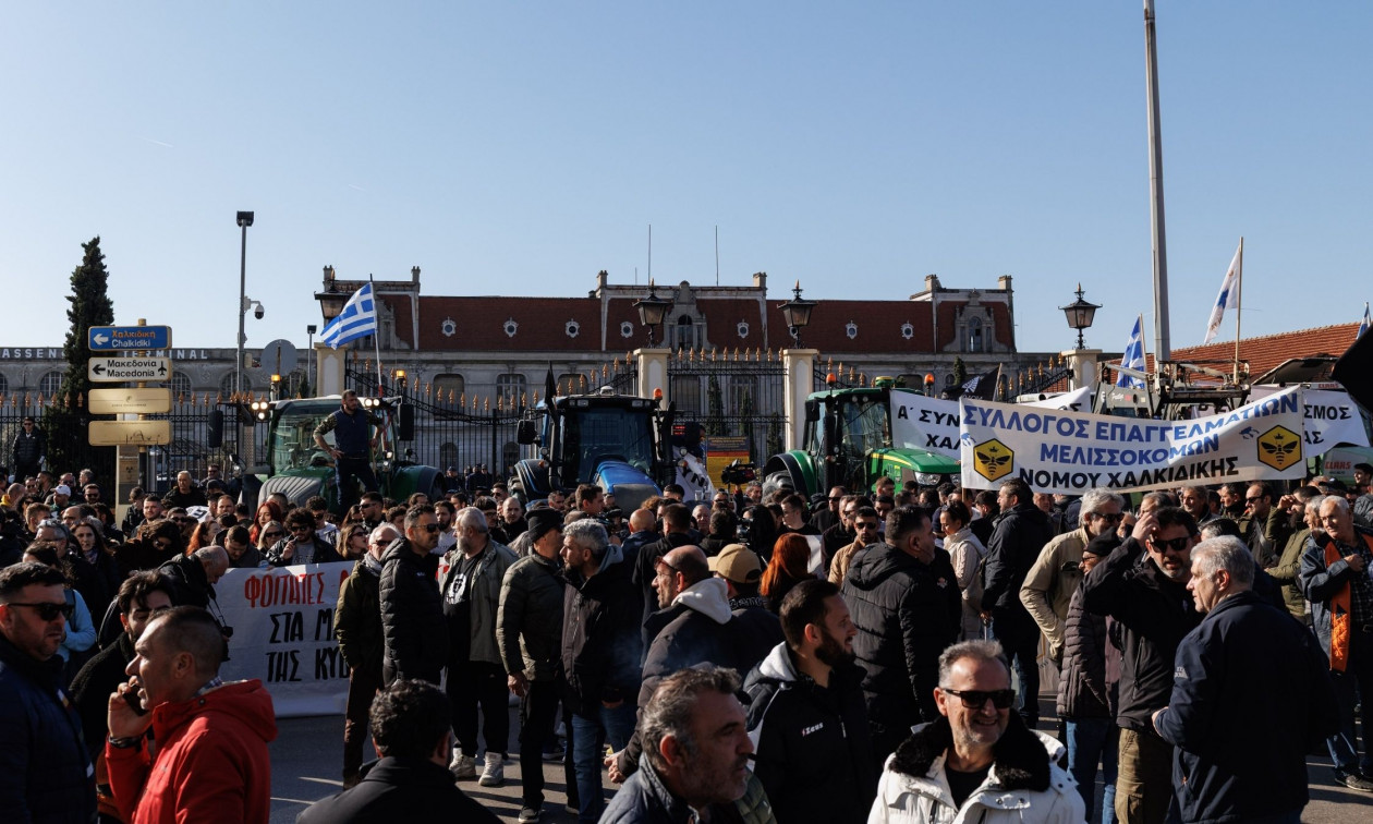 Μπλόκα αγροτών: «Αν δεχτεί ο Μητσοτάκης τα αιτήματα μας σταματάμε, αλλιώς θα το πάμε μέχρι τέλους»