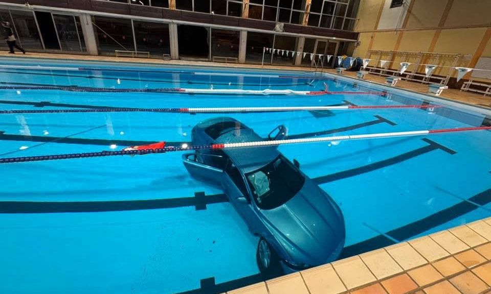 Γαλλία: Αυτοκίνητο πολυτελείας έπεσε σε πισίνα – Η οδηγός μπέρδεψε το φρένο με το γκάζι – Βίντεο