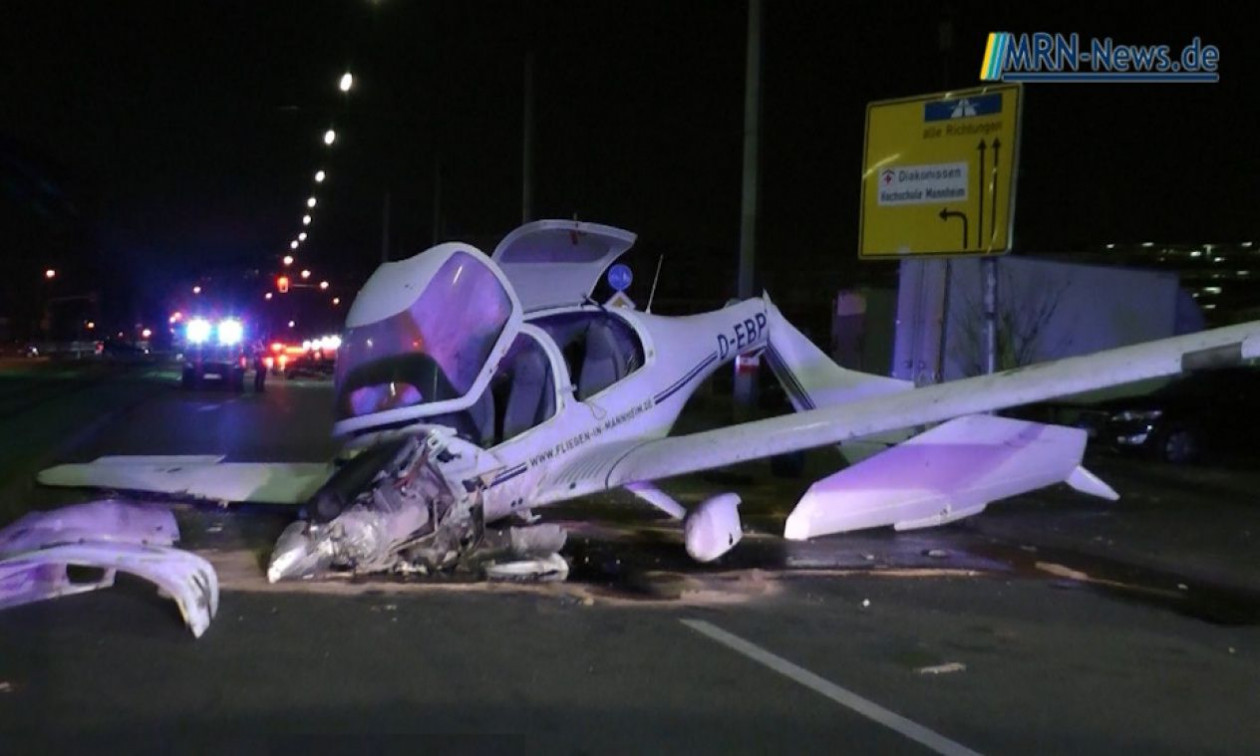 Γερμανία: Μονοκινητήριο αεροσκάφος έκανε αναγκαστική προσγείωση και συνετρίβη στη μέση του δρόμου