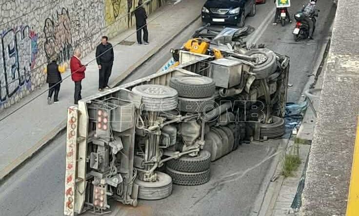 Ανατροπή γερανοφόρου στη Νέα Φιλαδέλφεια – Διακοπή κυκλοφορίας