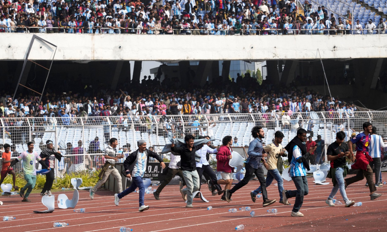 Χαοτική υποδοχή του Μέσι στην Ινδία – Βανδαλισμοί και ξύλο εξαγριωμένων θαυμαστών