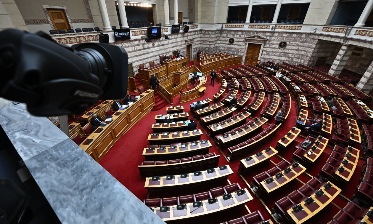 Προϋπολογισμός 2026: Σύγκρουση κυβέρνησης – αντιπολίτευσης στη Βουλή για αγρότες και οικονομία