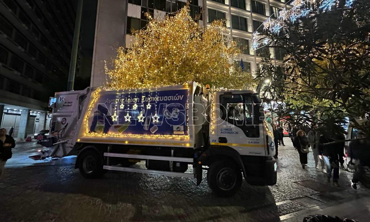 Το χριστουγεννιάτικο απορριμματοφόρο που έκλεψε την παράσταση στην Ερμού