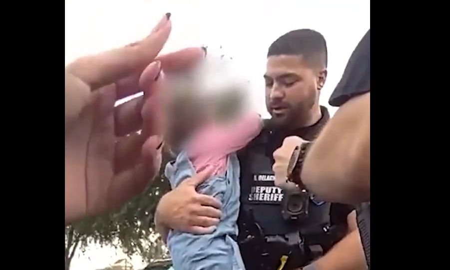 Φλόριντα: Αστυνομικοί διάσωσαν παιδί 16 μηνών από κλειδωμένο αυτοκίνητο – Βίντεο