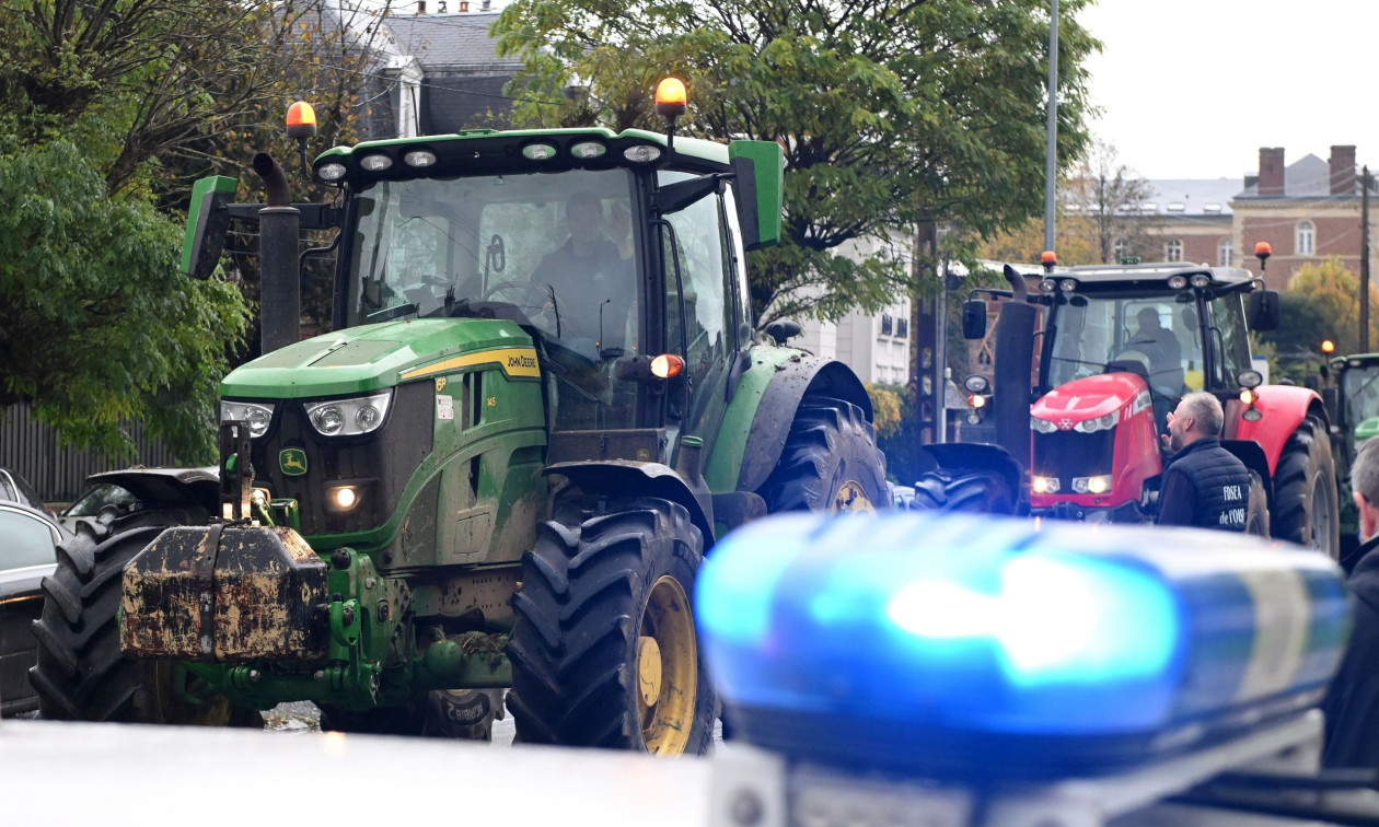 Μπλόκα αγροτών αλά… γαλλικά: Κοπριά σε κτίρια και φωτιά σε δεμάτια άχυρου  – Βίντεο