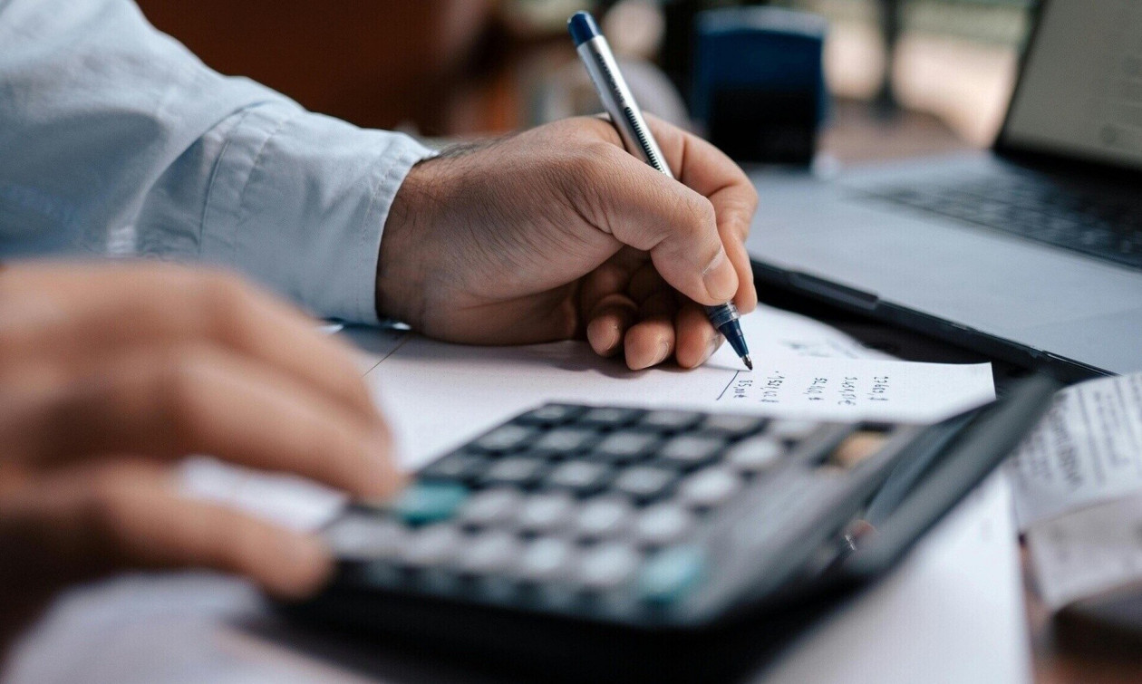 Η Ελλάδα ρίχνει το «κενό ΦΠΑ» κάτω από 10% – Πρωταθλήτρια Ευρώπης στη μάχη κατά της φοροδιαφυγής