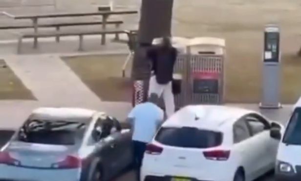 Παλεύει για τη ζωή του στο χειρουργείο ο ήρωας που αφόπλισε τον τρομοκράτη στην παραλία Μποντάι