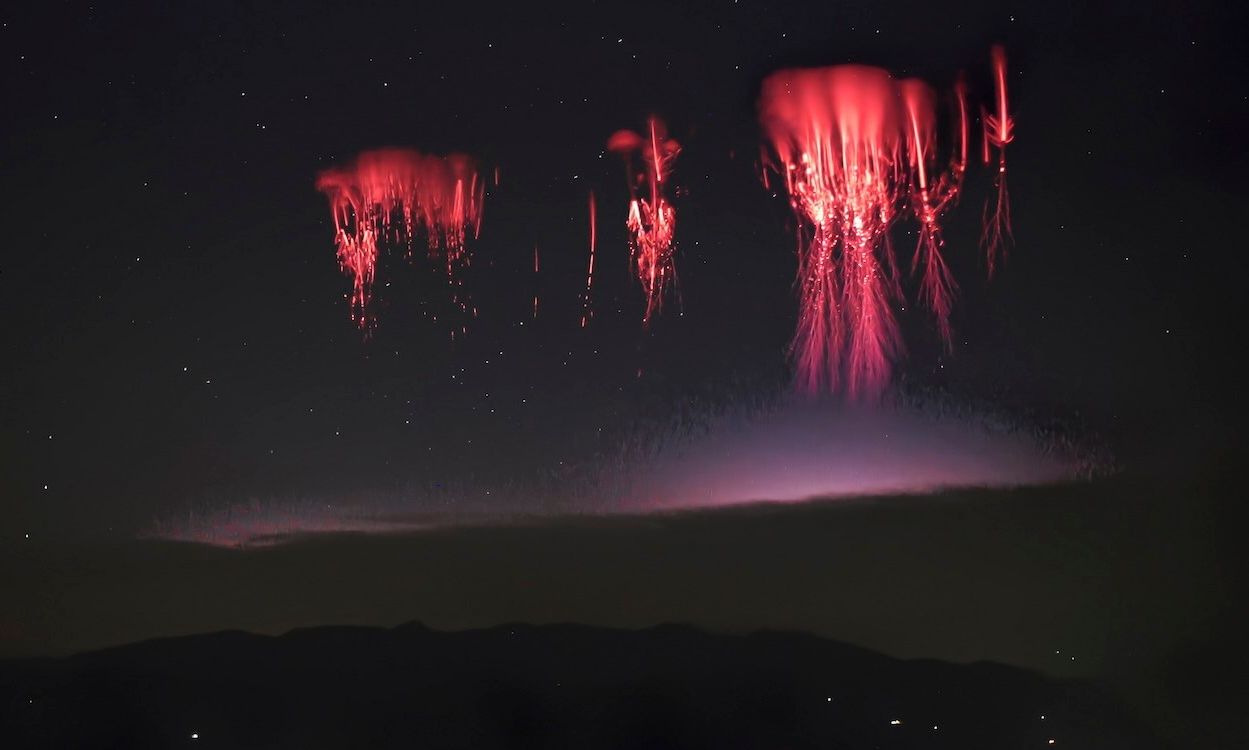 Τεράστιος κόκκινος δακτύλιος 230 χλμ. εμφανίστηκε στον ουρανό – Το εντυπωσιακό κλικ του φωτογράφου