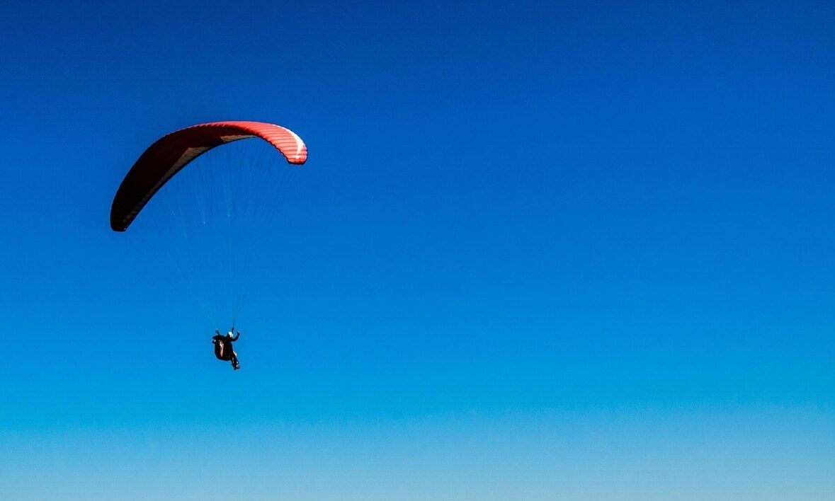 Ιταλία – Τραγωδία στο Φάνο: Μοιραίο άλμα για δύο αλεξιπτωτιστές – Μπλέχτηκαν τα αλεξίπτωτά τους