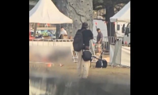 Μακελειό στο Σίδνεϊ: Νέο συγκλονιστικό βίντεο – Η στιγμή που άνδρας αψηφά τον ένοπλο τρομοκράτη