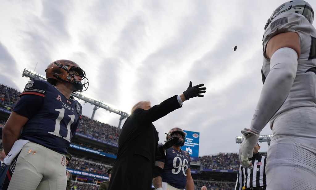 Ο Τραμπ «χάνει» το κέρμα στην τελετή έναρξης του αγώνα Army-Navy – Viral το βίντεο