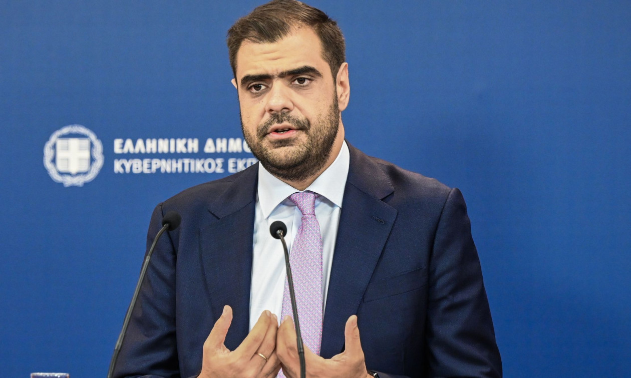 LIVE η ενημέρωση των πολιτικών συντακτών από τον κυβερνητικό εκπρόσωπο, Παύλο Μαρινάκη
