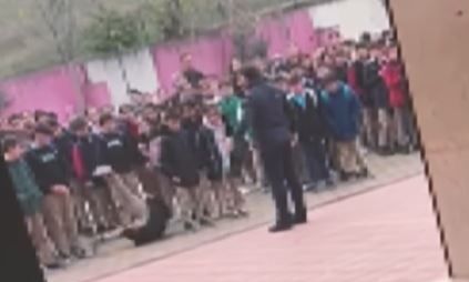 Τουρκία: Διευθυντής γυμνασίου στην Προύσα πέταξε μαθητή στο έδαφος