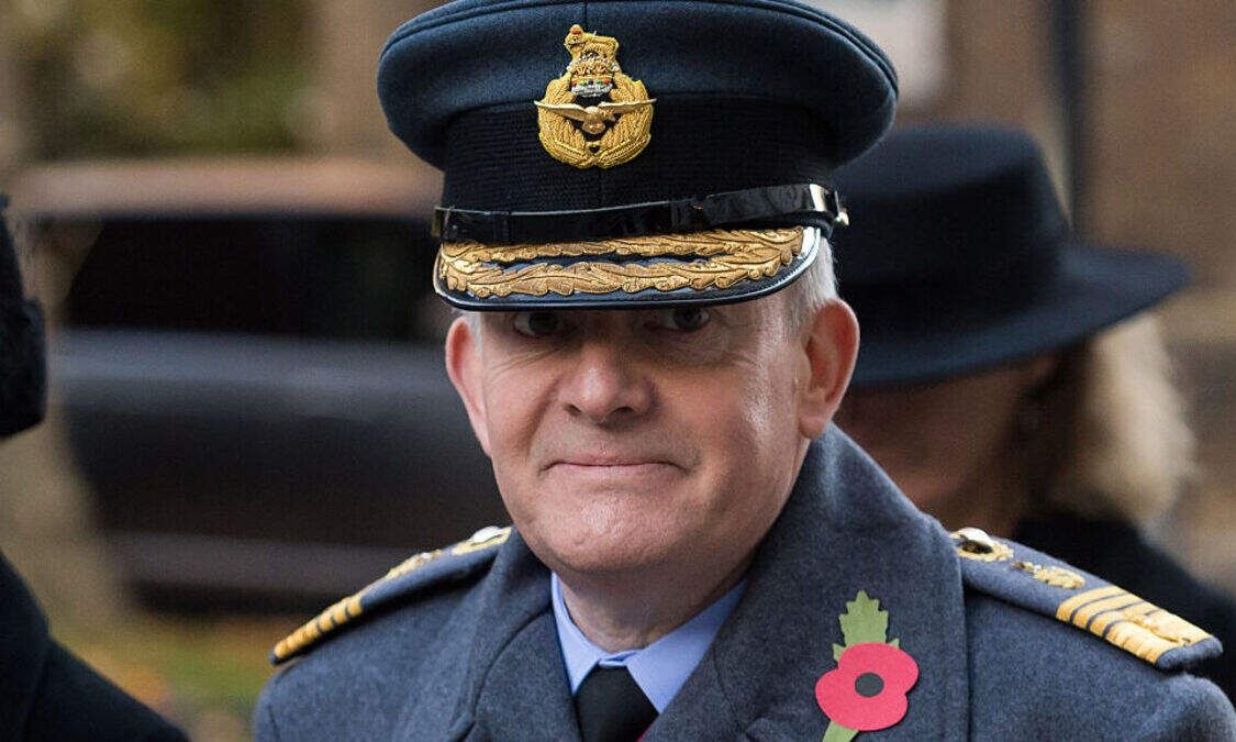 Επικεφαλής των ενόπλων δυνάμεων της Βρετανίας:  «Περισσότεροι» να είναι έτοιμοι να πολεμήσουν