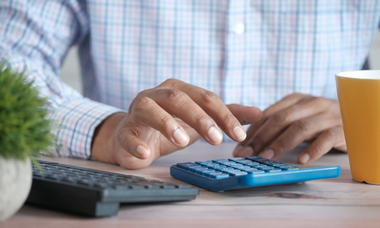 Ελεύθεροι επαγγελματίες: Οι κερδισμένοι και οι χαμένοι για το 2026 – Οι παγίδες και οι εξαιρέσεις