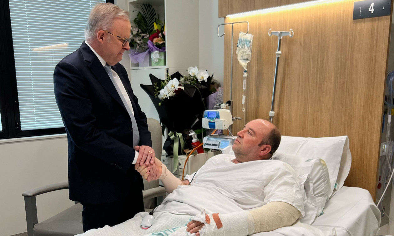 Ο Άντονι Αλμπανέζε επισκέφτηκε τον «ήρωα της παραλίας Μπόνταϊ» – «Σ’ ευχαριστώ εκ μέρους όλων»