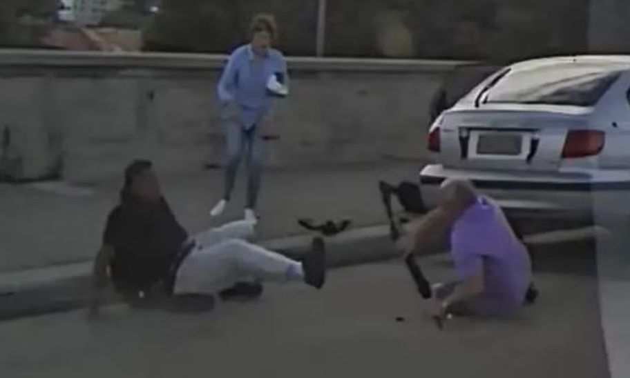 Νέος ήρωας στην Αυστραλία: Ο ηλικιωμένος με το μωβ πουκάμισο που αρπάζει το όπλο του τρομοκράτη