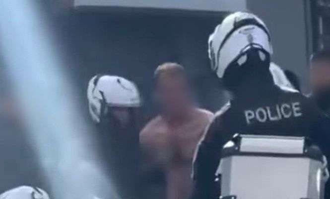 Ηράκλειο: Συνελήφθη ημίγυμνος άνδρας που προκάλεσε ζημιές σε σούπερ μάρκετ, βιτρίνες και αυτοκίνητα