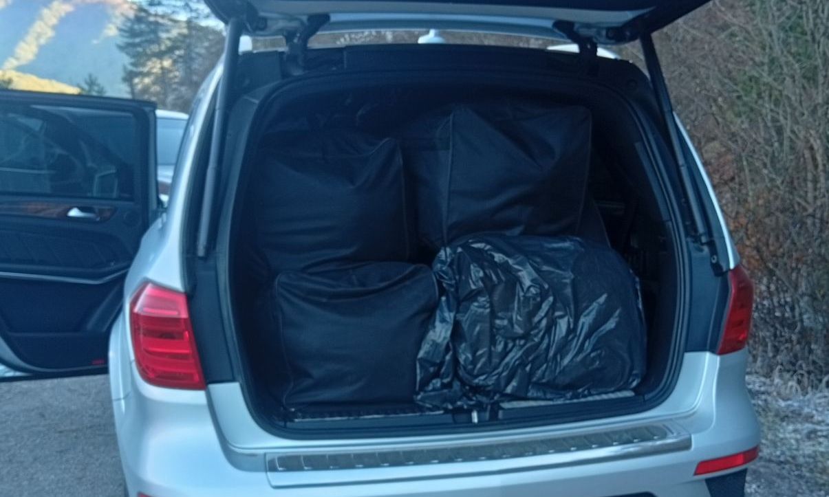 Χειροπέδες σε γυναίκα που μετέφερε περισσότερα από 200 κιλά κάνναβης στο αυτοκίνητό της – Βίντεο