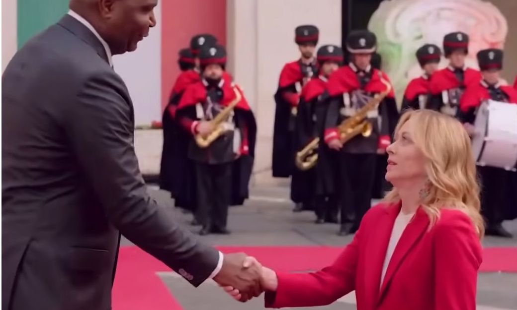 Viral η αντίδραση της Μελόνι όταν συνάντησε τον δίμετρο πρόεδρο της Μοζαμβίκης – Βίντεο