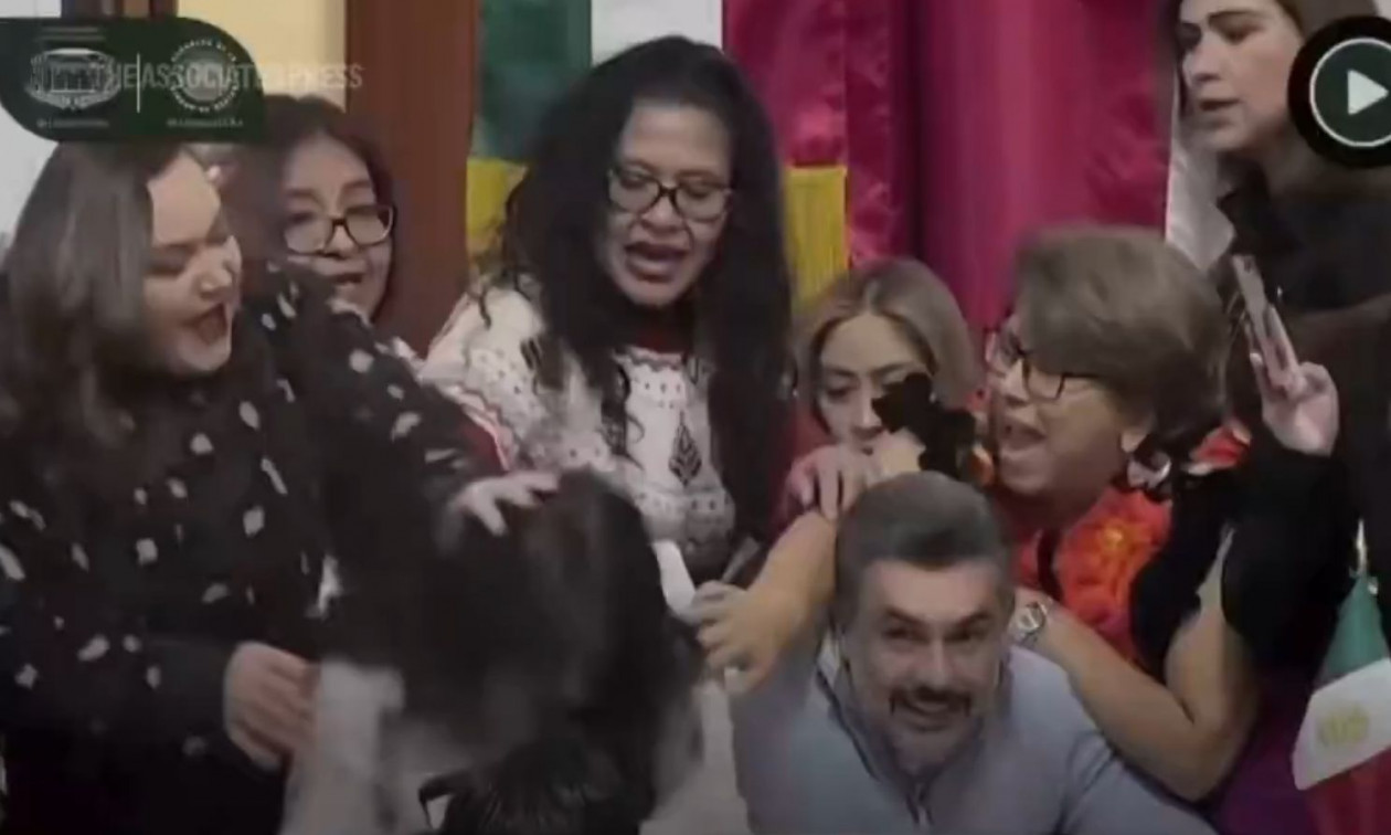 Βουλευτές πιάστηκαν στα χέρια στο Μεξικό – Τραβούσαν μαλλιά και «μοίραζαν» αγκωνιές – Βίντεο