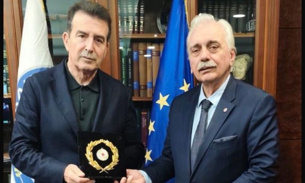 Ο πρόεδρος του Ελληνικού Ερυθρού Σταυρού συναντήθηκε με τον Μιχάλη Χρυσοχοΐδη