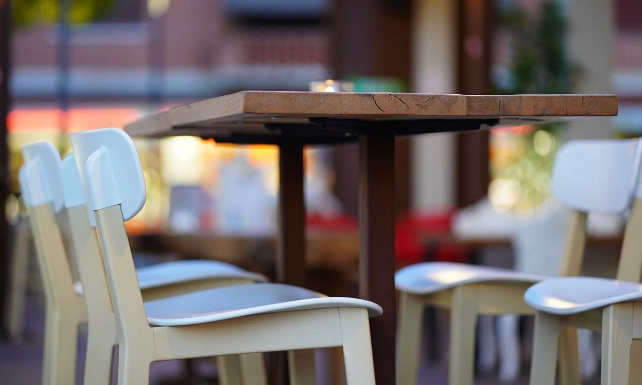 Θεσσαλονίκη: Επαίτης προσπάθησε να φιλήσει σερβιτόρα και έριξε μπουνιά σε πελάτισσα