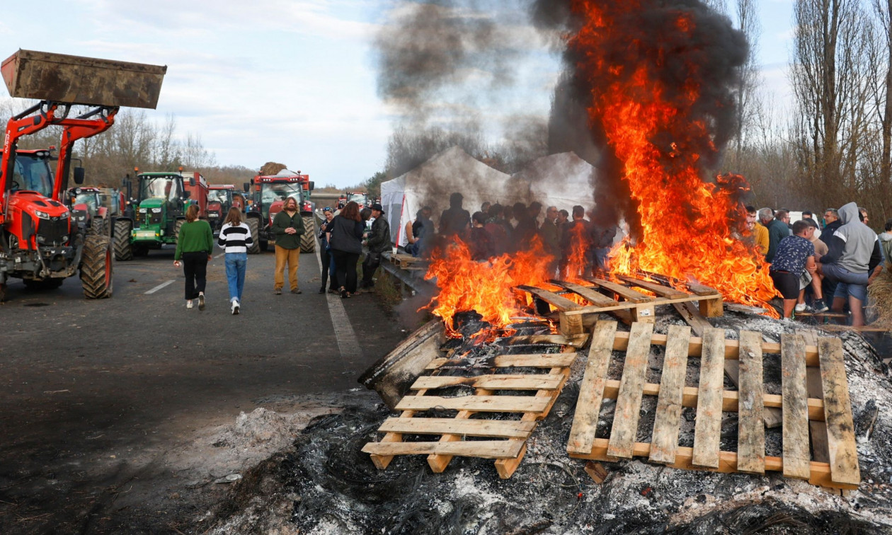 Γιατί ξεσηκώθηκαν οι Γάλλοι αγρότες: Ψεκασμοί με κοπριά κυβερνητικών κτηρίων – Οδοφράγματα με σανό