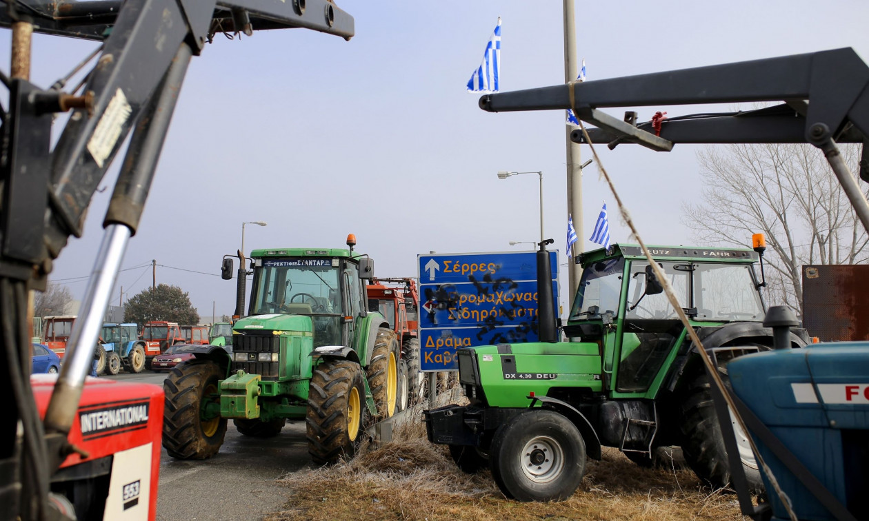 Σε θέσεις μάχης οι αγρότες: Πολύωροι αποκλεισμοί στα τελωνεία Προμαχώνα, Νίκης, Ευζώνων και Εξοχής