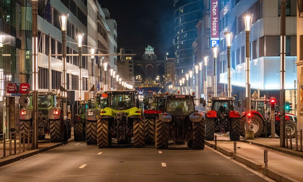 Στις Βρυξέλλες δεκάδες τα τρακτέρ – «Μπλόκο» αγροτών στη συμφωνία Mercosur