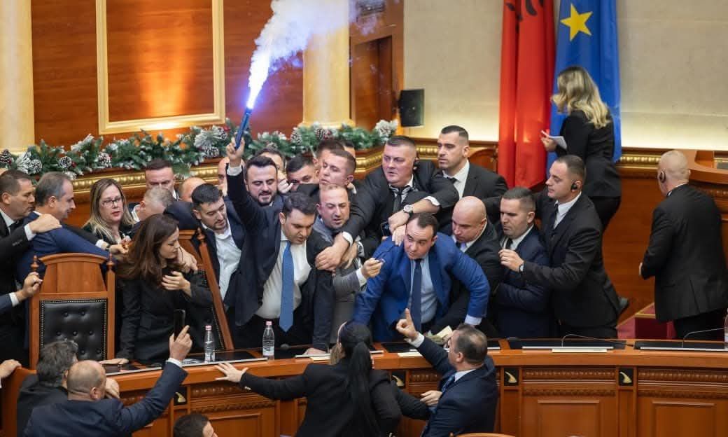 Χαοτικές εικόνες στην αλβανική βουλή – Καπνογόνα και συγκρούσεις