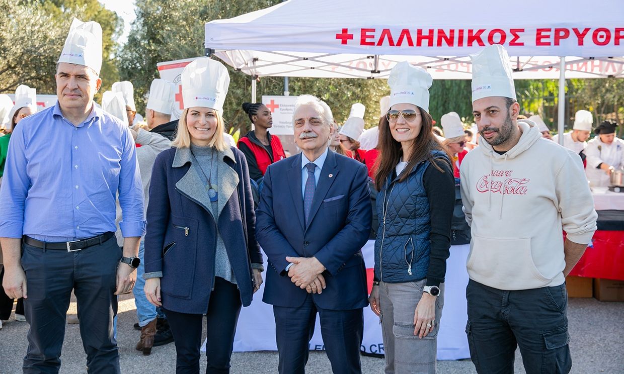 Ο Ελληνικός Ερυθρός Σταυρός προσέφερε εορταστικά γεύματα σε εκατοντάδες άστεγους συμπολίτες μας