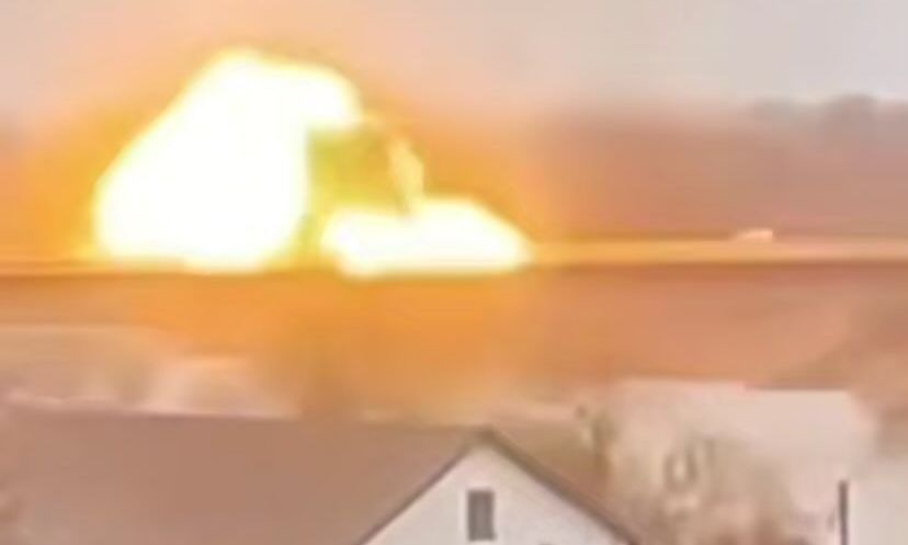 Ουκρανία: Η στιγμή που ρωσικό drone εκρήγνυται σε γέφυρα – Νεκρή μία μητέρα, τρία παιδιά τραυματίες