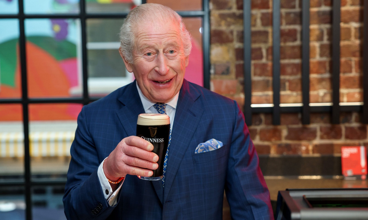 Βασιλιάς Κάρολος σε ρόλο… μπάρμαν: Το σερβίρισμα μπίρας και το χριστουγεννιάτικο μήνυμα