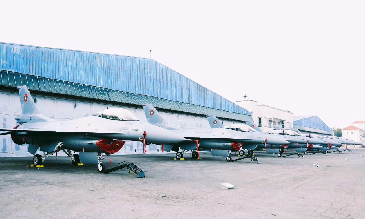 Οκτώ μαχητικά αεροσκάφη F-16 Block 70 παρέλαβε η Βουλγαρία – Φωτογραφίες