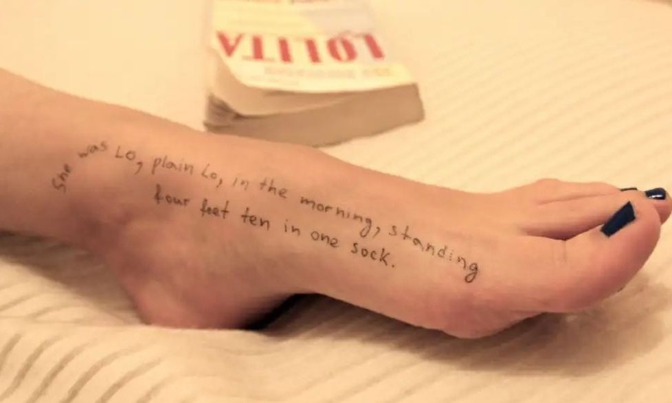 Νέες φωτογραφίες από το αρχείο Έπσταϊν: Γυμνά σώματα με αποσπάσματα από τη «Λολίτα»