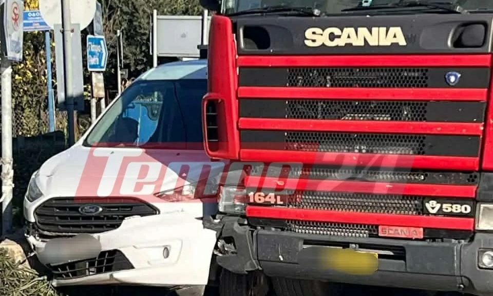 Πάτρα: Τροχαίο ατύχημα στην παλαιά Πατρών-Πύργου – Νταλίκα «στρίμωξε» φορτηγό σε μάντρα σπιτιού