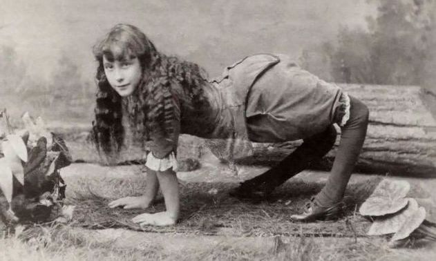 Ο θρύλος της «κοπέλας-καμήλας»: Από το τσίρκο στον έρωτα της ζωής της – Η ιστορία της Έλα Χάρπερ