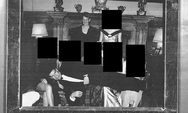 Βρετανία: Φωτογραφία του πρώην πρίγκιπα Άντριου τον δείχνει ξαπλωμένο στα πόδια πέντε γυναικών