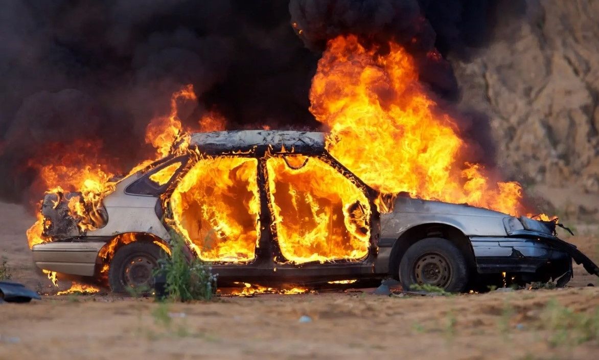 Ηράκλειο: Δύο ανήλικα κορίτσια συνελήφθησαν για φωτιά σε αυτοκίνητα