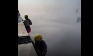 Εργάτες από το Νεπάλ καθαρίζουν το ψηλότερο κτίριο του κόσμου στο Ντουμπάι από τα 828 μέτρα