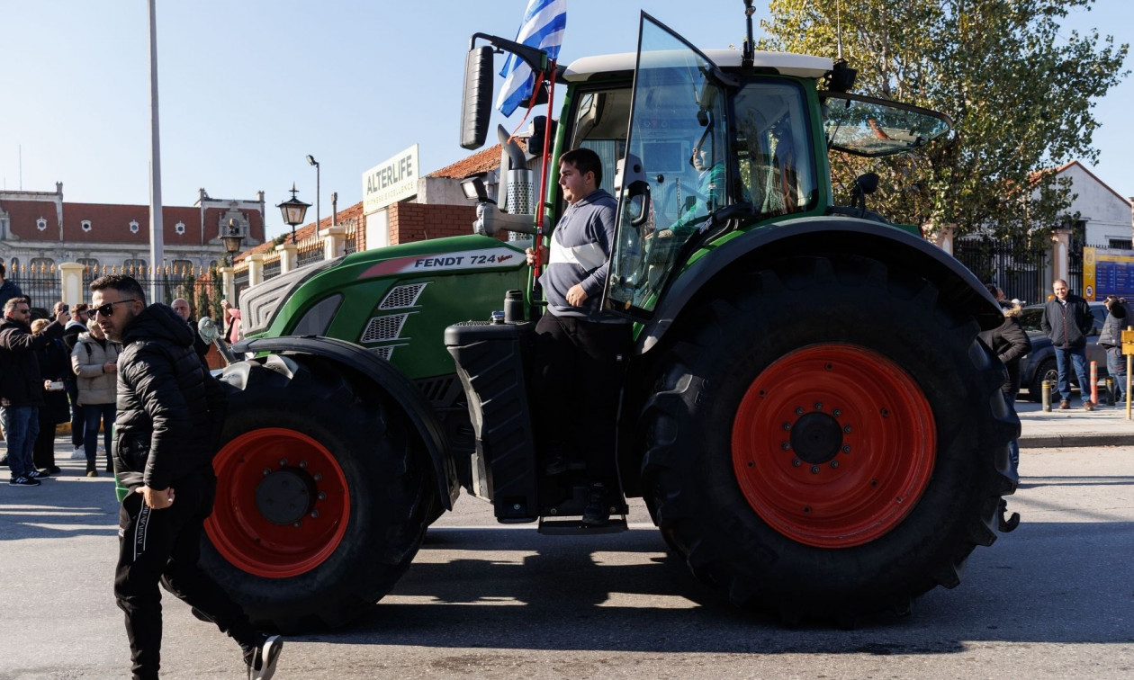 Θεσσαλονίκη: Συνεχίζονται τα μπλόκα στα Μάλγαρα – Οι αγρότες μοιράζουν όσπρια και κηπευτικά