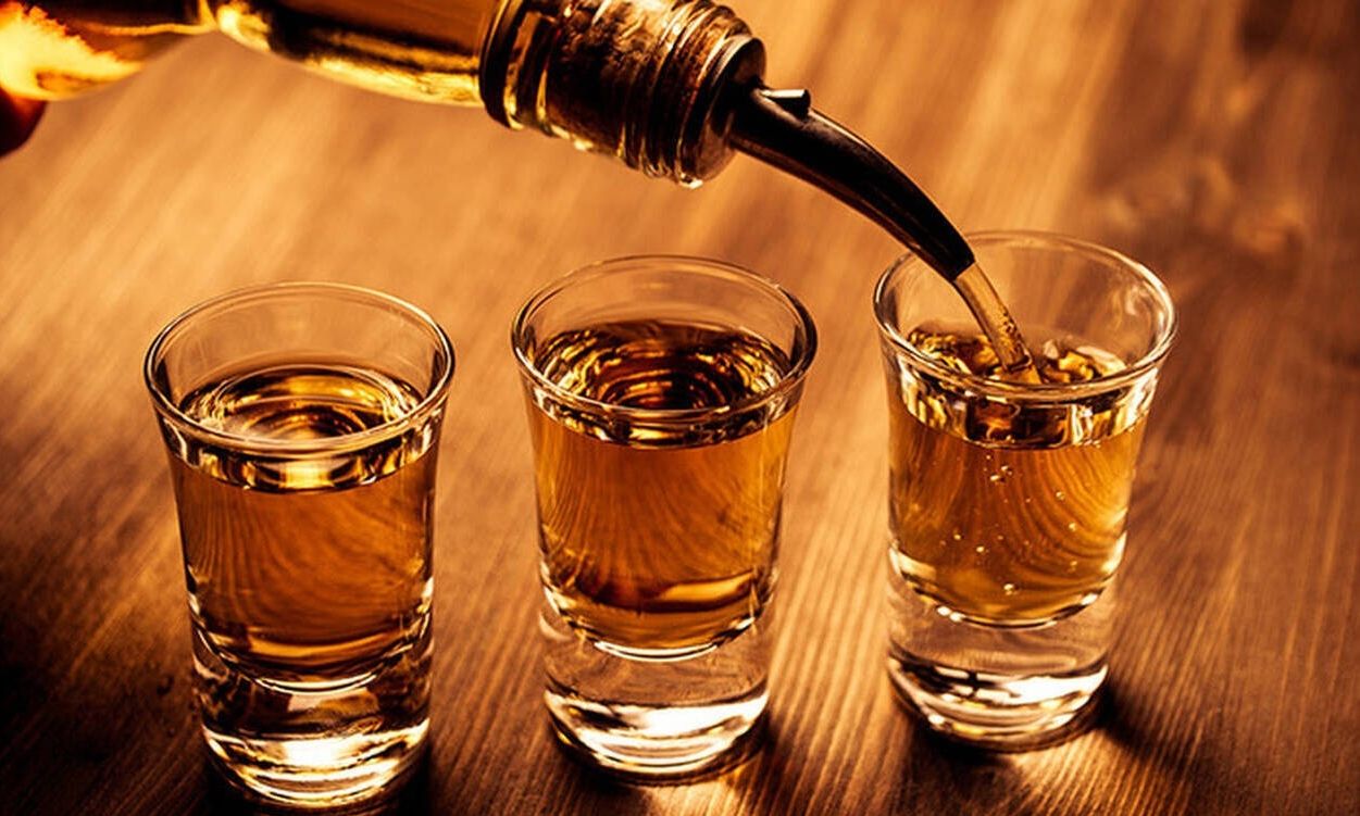 «Νυχτερινός Ποιμήν»: Η ΕΛ.ΑΣ. εντόπισε ανήλικους που έπιναν αλκοόλ – Συνελήφθη ο υπεύθυνος