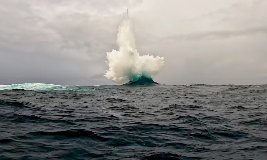 Το κύμα που «εξερράγη» στη μέση του ωκεανού: Σπάνιο φαινόμενο στα ανοιχτά της Δυτικής Αυστραλίας